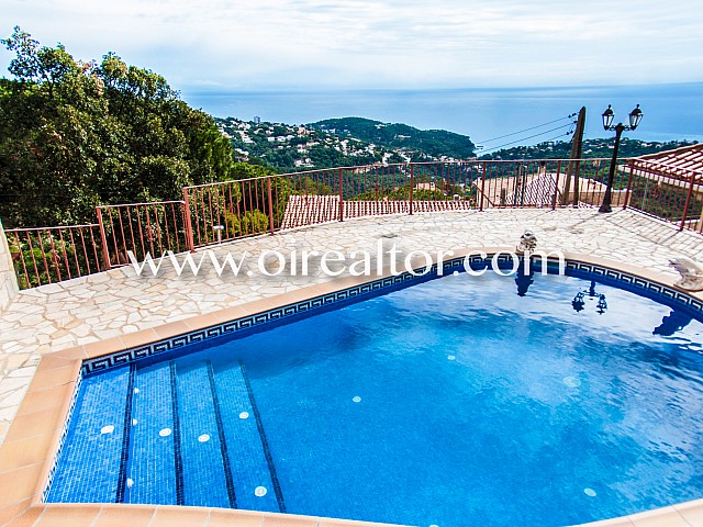 Maravillosa casa en venta con vistas panorámicas al mar en la urbanización Serra Brava en Lloret de Mar