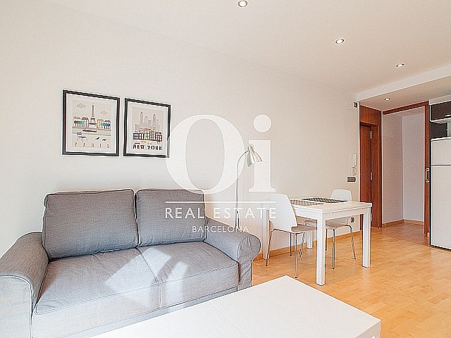 luminoso salon comedor con vistas exteriores en sensacional piso en alquiler ubicado en el raval barcelona (2)