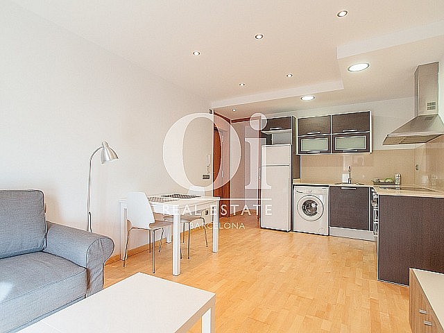 luminoso salon comedor con vistas exteriores en sensacional piso en alquiler ubicado en el raval barcelona