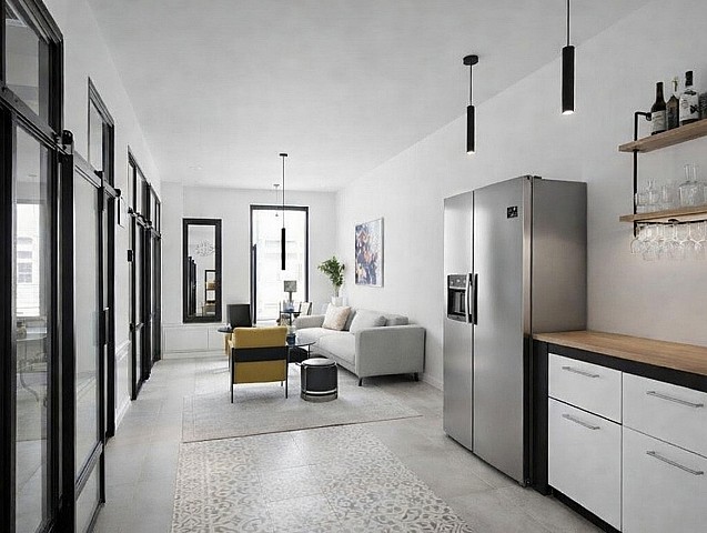 Für 540.000 € entdecken Sie dieses komplett renovierte Duplex mit 60 m² hellen Innenflächen + 33 m² privater sonniger Terrasse mit spektakulärem Blick auf Montjuïc. Konfigurierbar mit 3 Schlafzimmern, 2 Bädern, hochwertiger Designerküche, extra verglaster