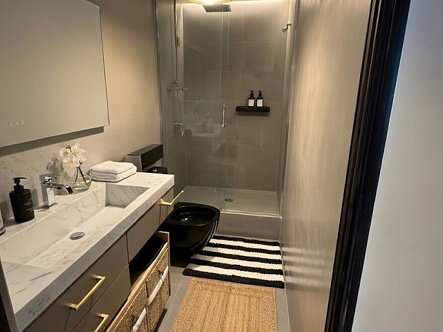 Pour 540 000 €, découvrez ce duplex entièrement rénové de 60 m² intérieurs lumineux + 33 m² de terrasse privée ensoleillée avec vues spectaculaires sur Montjuïc. Configurable en 3 chambres, 2 salles de bain, cuisine design haut de gamme, véranda vitrée su