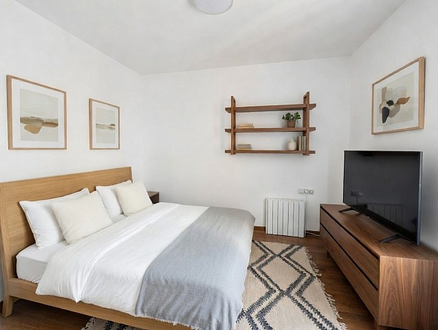 Für 540.000 € entdecken Sie dieses komplett renovierte Duplex mit 60 m² hellen Innenflächen + 33 m² privater sonniger Terrasse mit spektakulärem Blick auf Montjuïc. Konfigurierbar mit 3 Schlafzimmern, 2 Bädern, hochwertiger Designerküche, extra verglaster