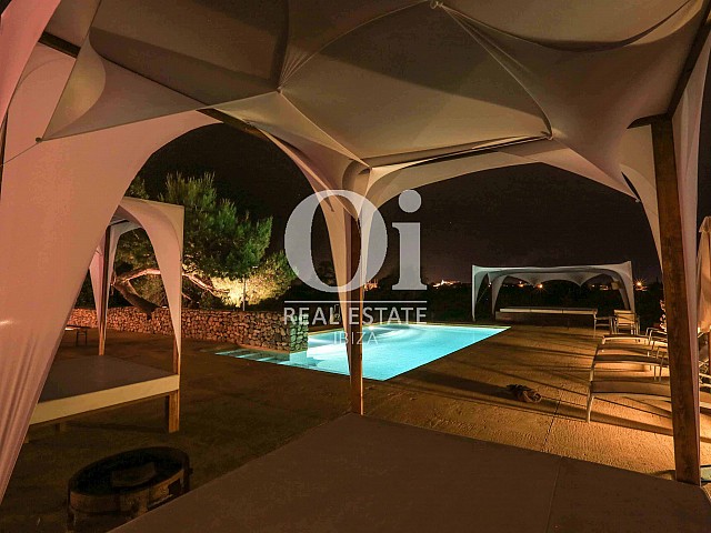 Zona chillout y piscina de casa de alquiler de estancia en Puig d'en Valls, Ibiza 