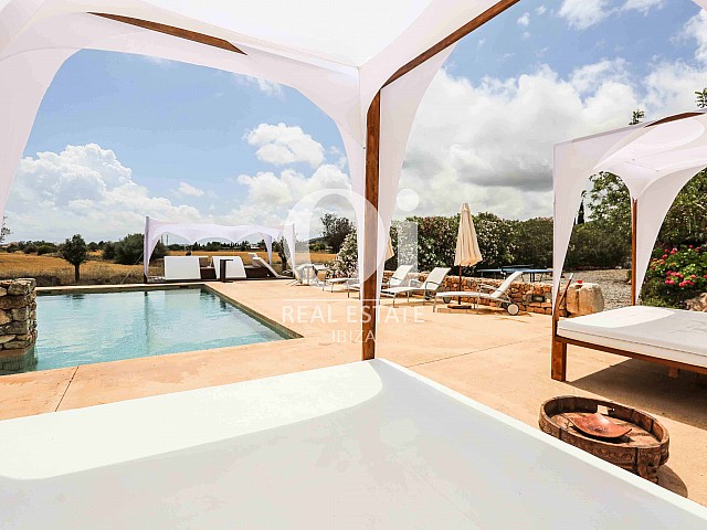 Zona chillout y piscina de casa de alquiler de estancia en Puig d'en Valls, Ibiza 