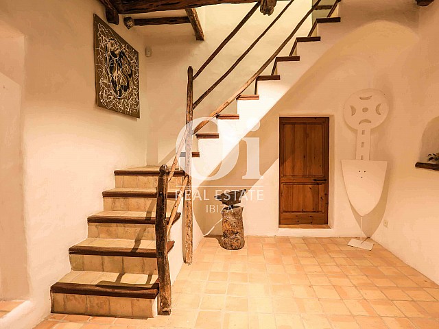 Escaleras de casa en alquiler de estancia en zona Puig d'en Valls, Ibiza 