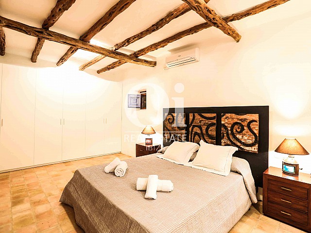 Dormitorio de matrimonio de casa en alquiler vacacional en zona Puig d'en Valls, Ibiza 