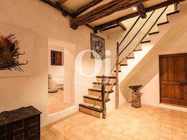 Escaleras de casa en alquiler de estancia en zona Puig d'en Valls, Ibiza 