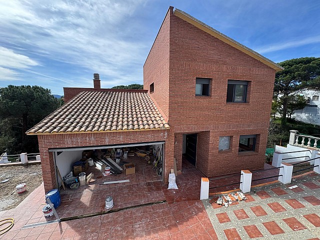 Venta de casa independiente con vistas panorámicas en Maçanet de la Selva, Girona.