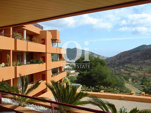 Vistas a la montaña desde balcón de piso en venta en Rocallisa, Ibiza 