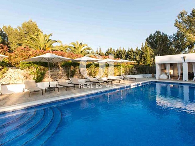 Blick auf den Pool der Luxus-Ferien-Villa in Sant Rafael, Ibiza