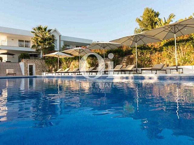 Blick auf den Pool der Luxus-Ferien-Villa in Sant Rafael, Ibiza