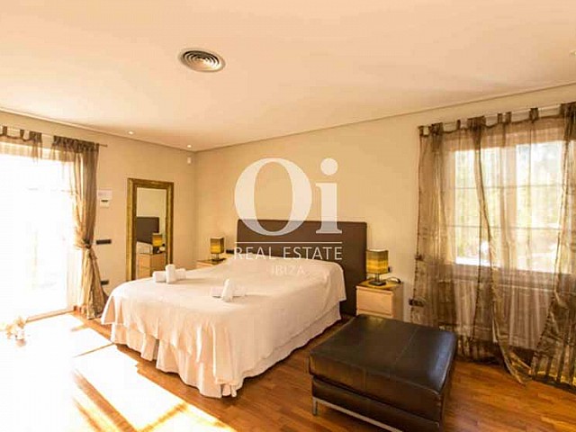 Blick in ein Schlafzimmer der Luxus-Ferien-Villa in Sant Rafael, Ibiza