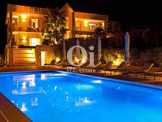 Blick auf den Außenbereich  der Luxus-Ferien-Villa in Sant Rafael, Ibiza