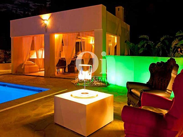 Blick auf den Außenbereich  der Luxus-Ferien-Villa in Sant Rafael, Ibiza