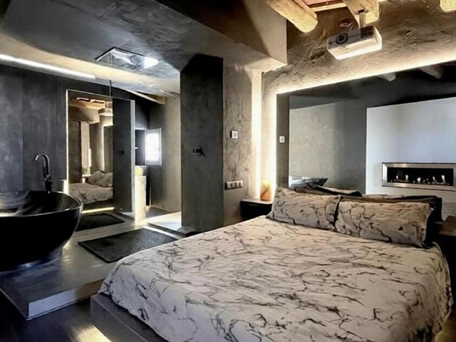 Exclusivo Ático con Terraza y Piscina en el Corazón del Barri Gòtic