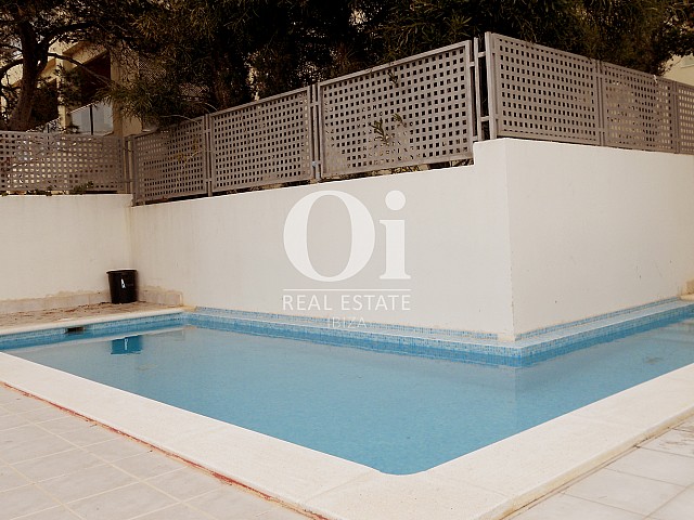 Blick auf den Pool vom Apartment zu verkaufen in Cala Gració
