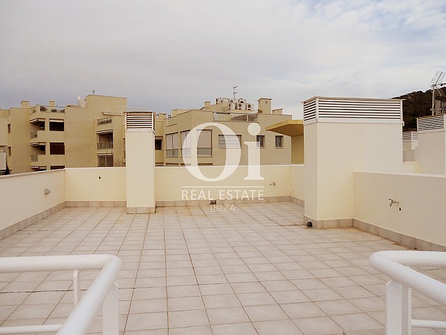 Blick auf die Terrasse vom Apartment zu verkaufen in Cala Gració