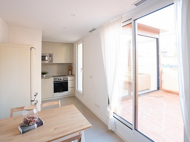 Penthouse neuf avec terrasse et cuisine ouverte sur la Plaza Lesseps, à Barcelone.