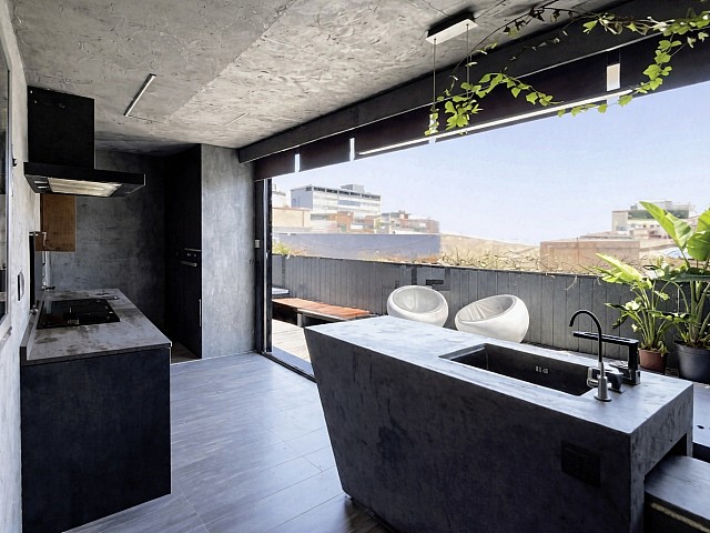 Exclusivo Ático con Terraza y Piscina en el Corazón del Barri Gòtic