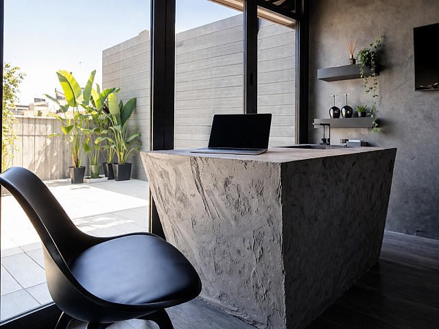 Exclusivo Ático con Terraza y Piscina en el Corazón de Barcelona