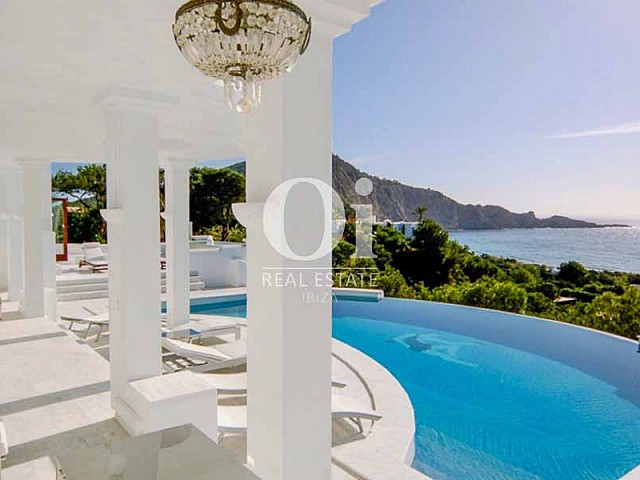 Blick iauf den Poolbereich der Villa zu mieten in Cala Jondal, Ibiza