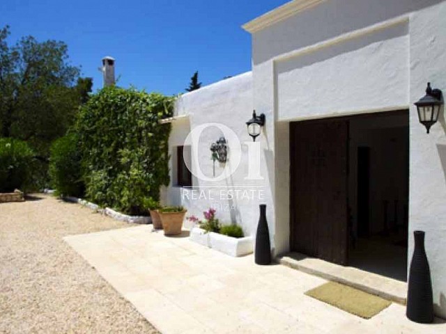 Blick auf den Außenbereich der Ferien-Villa zur Miete auf Ibiza