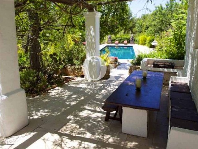 Blick auf die Veranda der Ferien-Villa zur Miete auf Ibiza