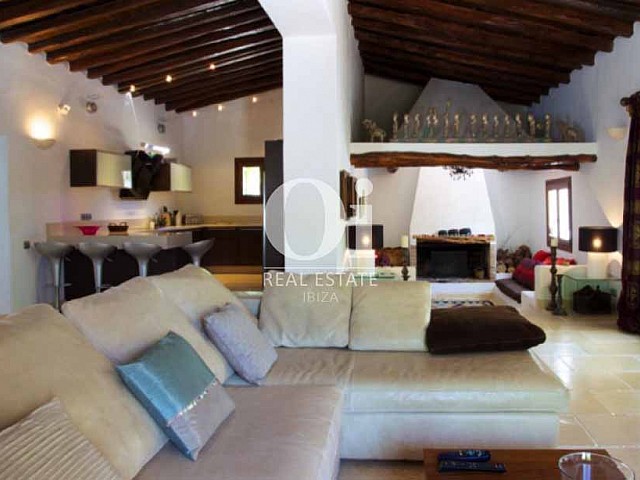 Интерьер зала с большим диваном и потолочными балками на вилле в аренду на Ибице 