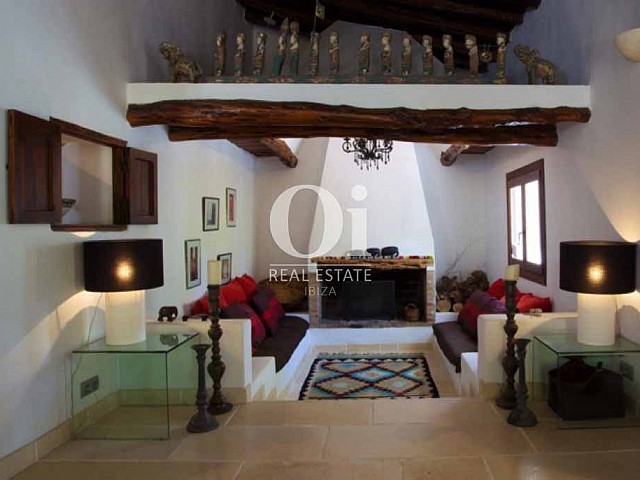 Salón con chimenea de casa en alquiler de estancia en Santa Gertrudis, Ibiza 