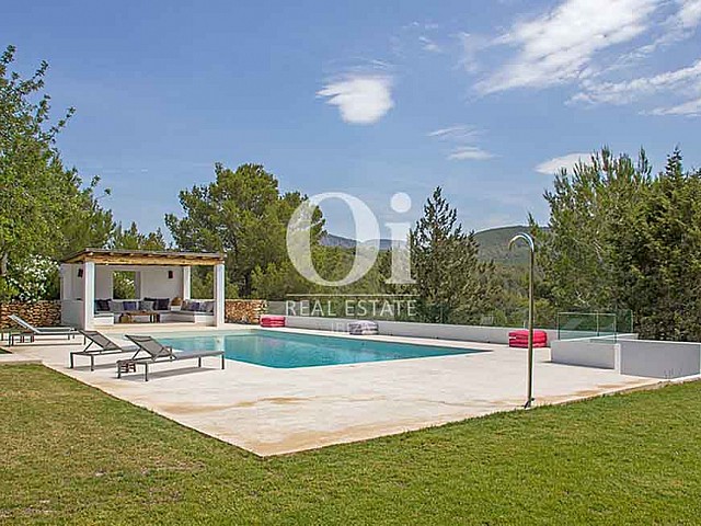 Piscine et véranda de maison en location de séjour à Cala Jondal, Ibiza