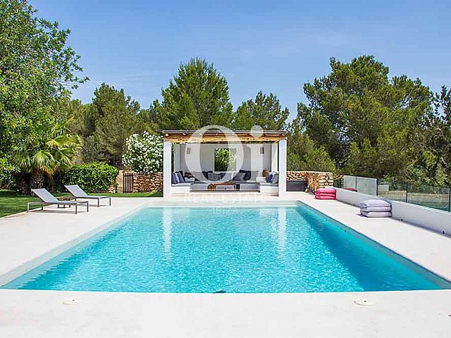 Piscine et véranda de maison en location de séjour à Cala Jondal, Ibiza