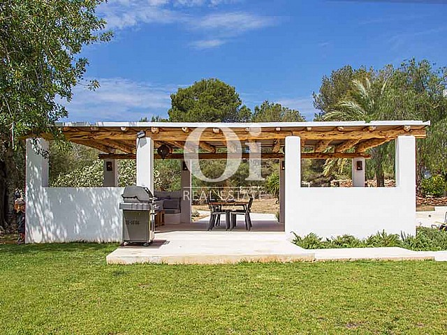 Arbor de magnifica villa en alquiler en Cala Jondal, Ibiza
