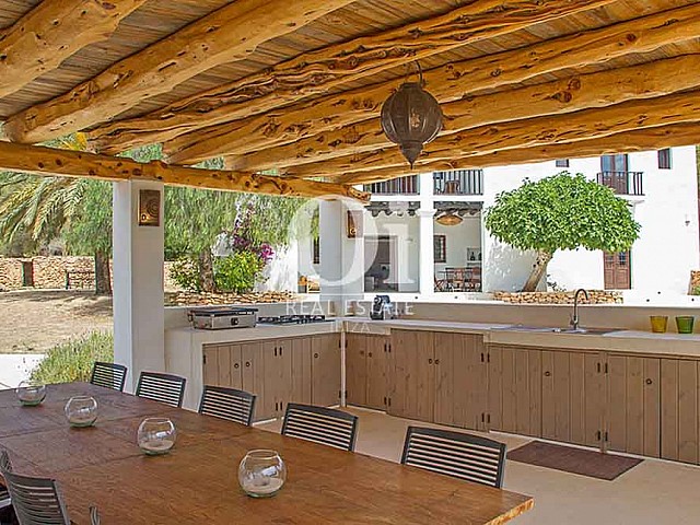 Comedor de verano de magnifica villa en alquiler en Cala Jondal, Ibiza