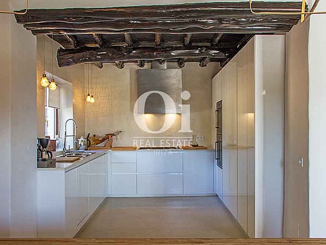 Cocina de magnifica villa en alquiler en Cala Jondal, Ibiza