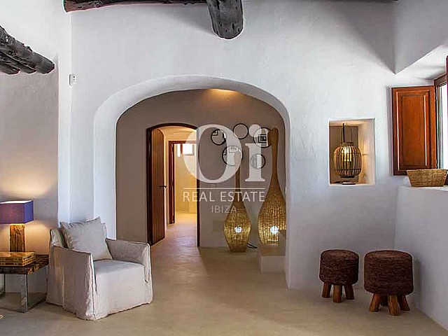 Интерьер виллы на Ибице в аренду, белокаменные стены, арочная дверь