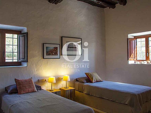 Dormitorio con dos camas de magnifica villa en alquiler en Cala Jondal, Ibiza