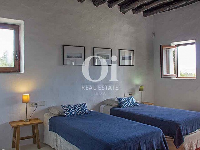 Dormitorio con dos camas de magnifica villa en alquiler en Cala Jondal, Ibiza