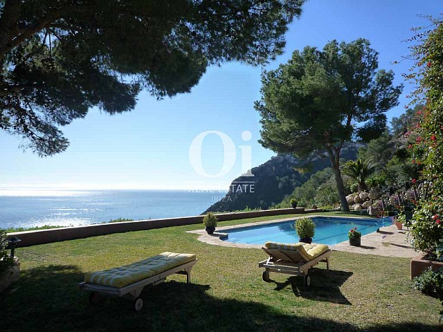 Jardin et piscine de maison en location de séjour à Es Cubells, Ibiza