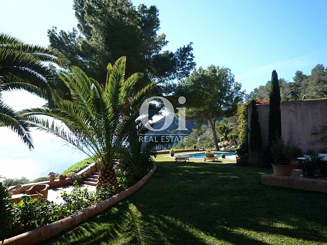 Blick auf den Außenbereich der Villa in Es Cubells, Ibiza
