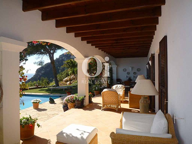 Blick auf die Veranda der Villa in Es Cubells, Ibiza
