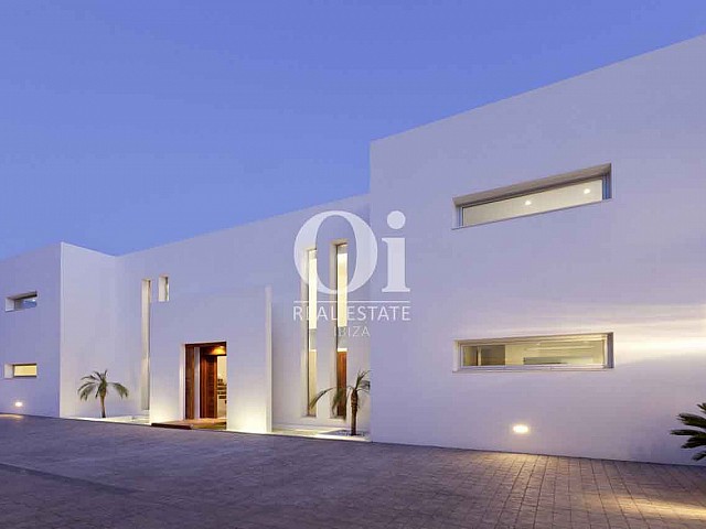 Blick auf die Fassade vom Designer-Haus zu mieten auf Ibiza