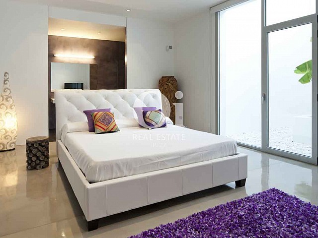 Blick in ein Schlafzimmer vom Designer-Haus zu mieten auf Ibiza