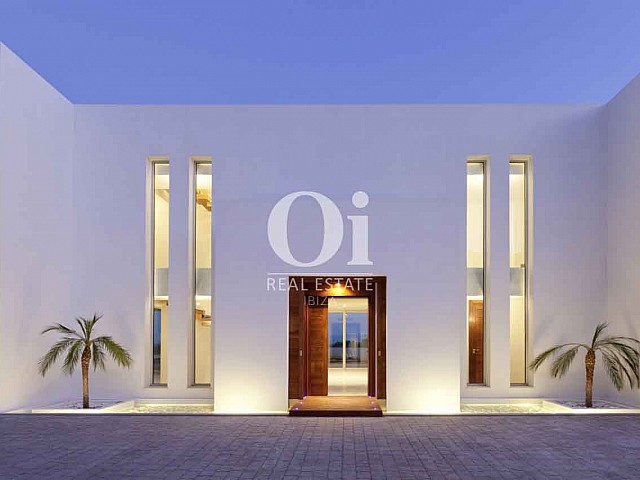 Blick auf die Fassade vom Designer-Haus zu mieten auf Ibiza