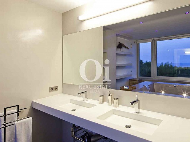 Blick in ein Badezimmer vom Designer-Haus zu mieten auf Ibiza