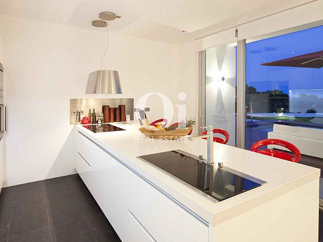 Blick in die Küche vom Designer-Haus zu mieten auf Ibiza