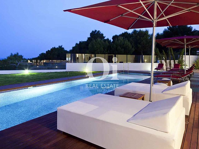Blick auf den Poolbereich vom Designer-Haus zu mieten auf Ibiza