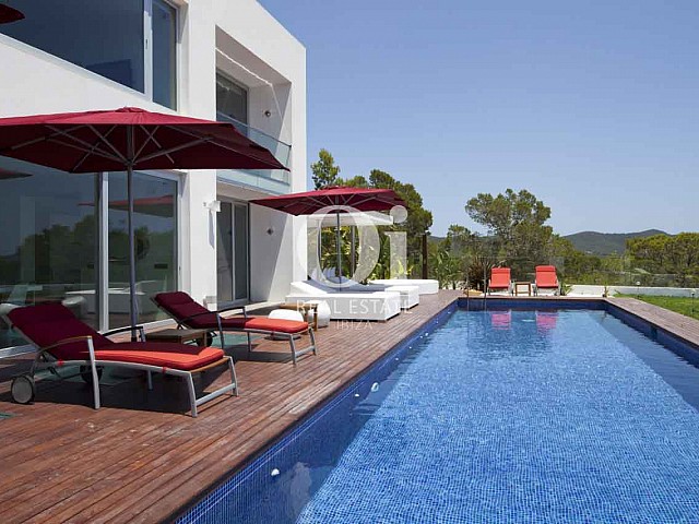 Blick auf den Poolbereich vom Designer-Haus zu mieten auf Ibiza