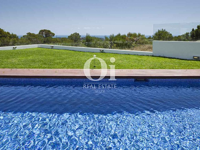 Blick auf den Pool (außen) vom Designer-Haus zu mieten auf Ibiza