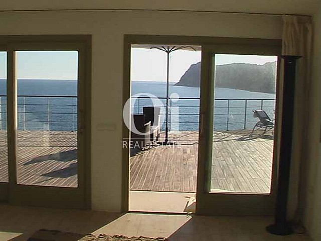 Terrasse et vues de maison en location de séjour à Es Cubells, Ibiza