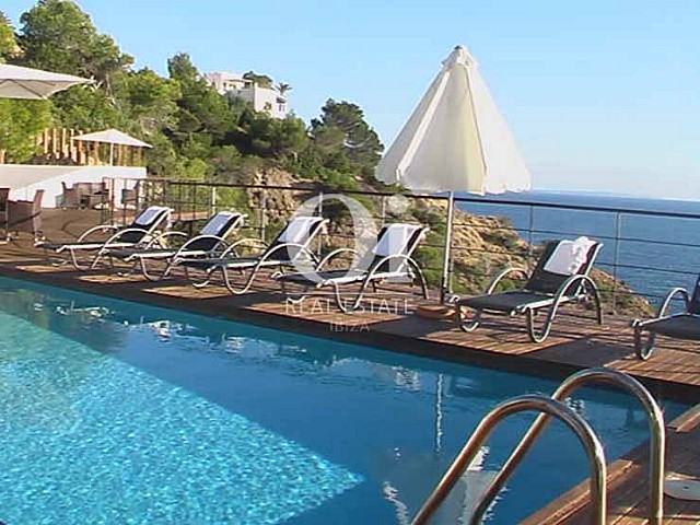 Piscine et vues de maison en location de séjour à Es Cubells, Ibiza